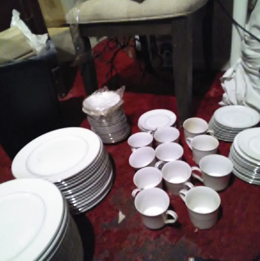 Fine China,dinner plates,bread,plates,tea saucers